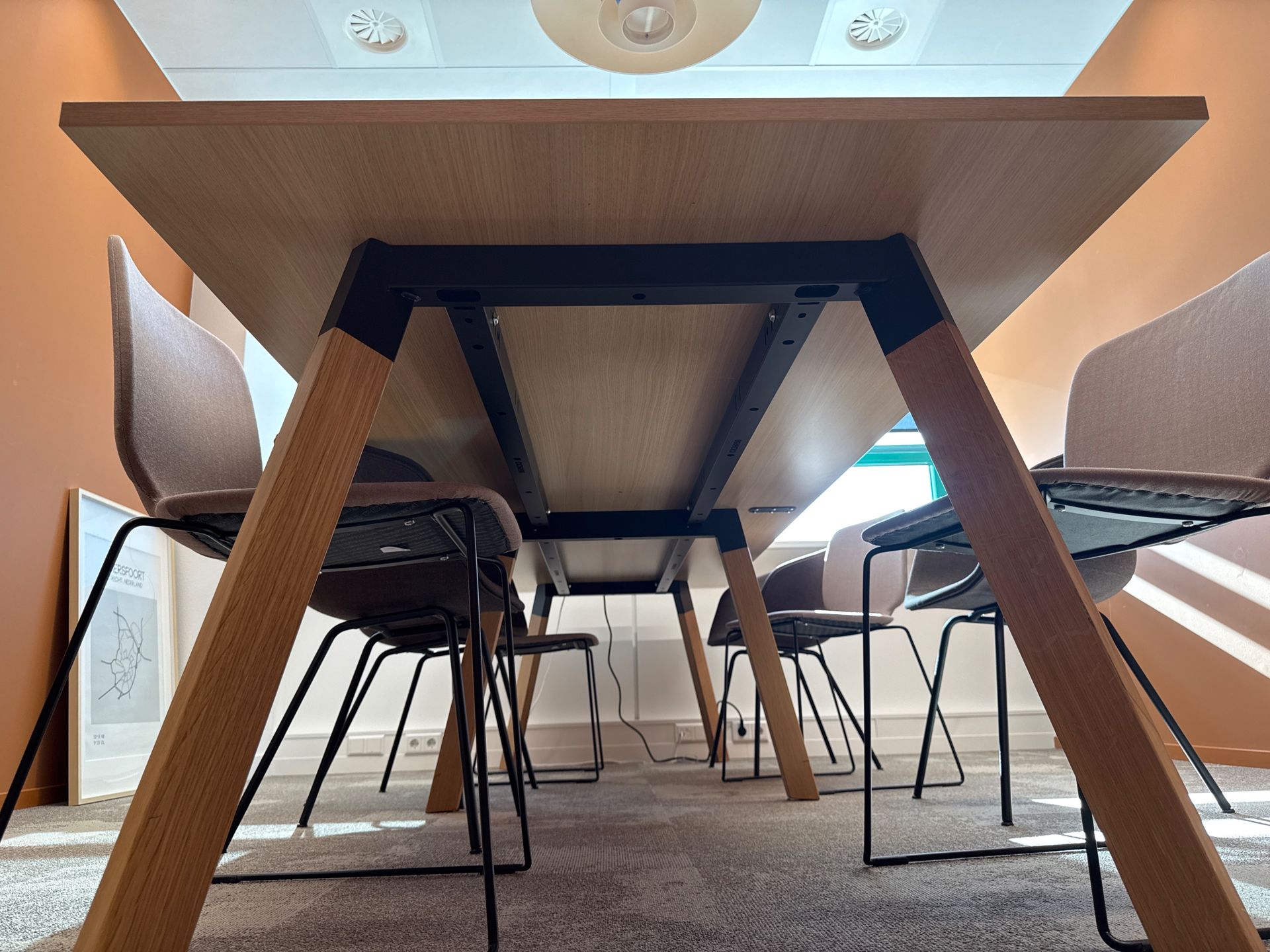 Kabelwerk weggewerkt onder de tafel